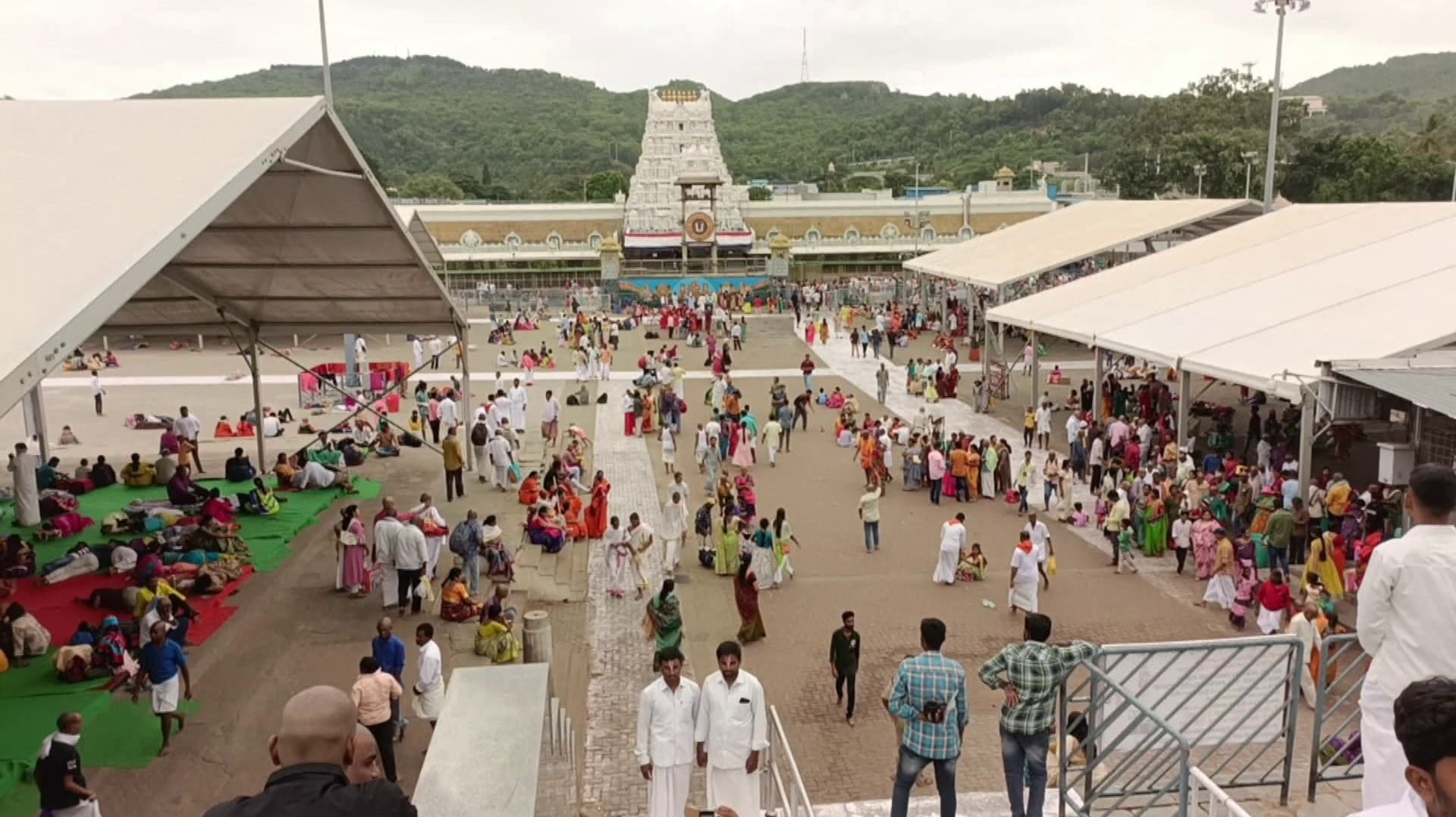 வார விடுமுறையையொட்டி  ஏழுமலையான் கோவிலில் குவியும் பக்தர்கள்