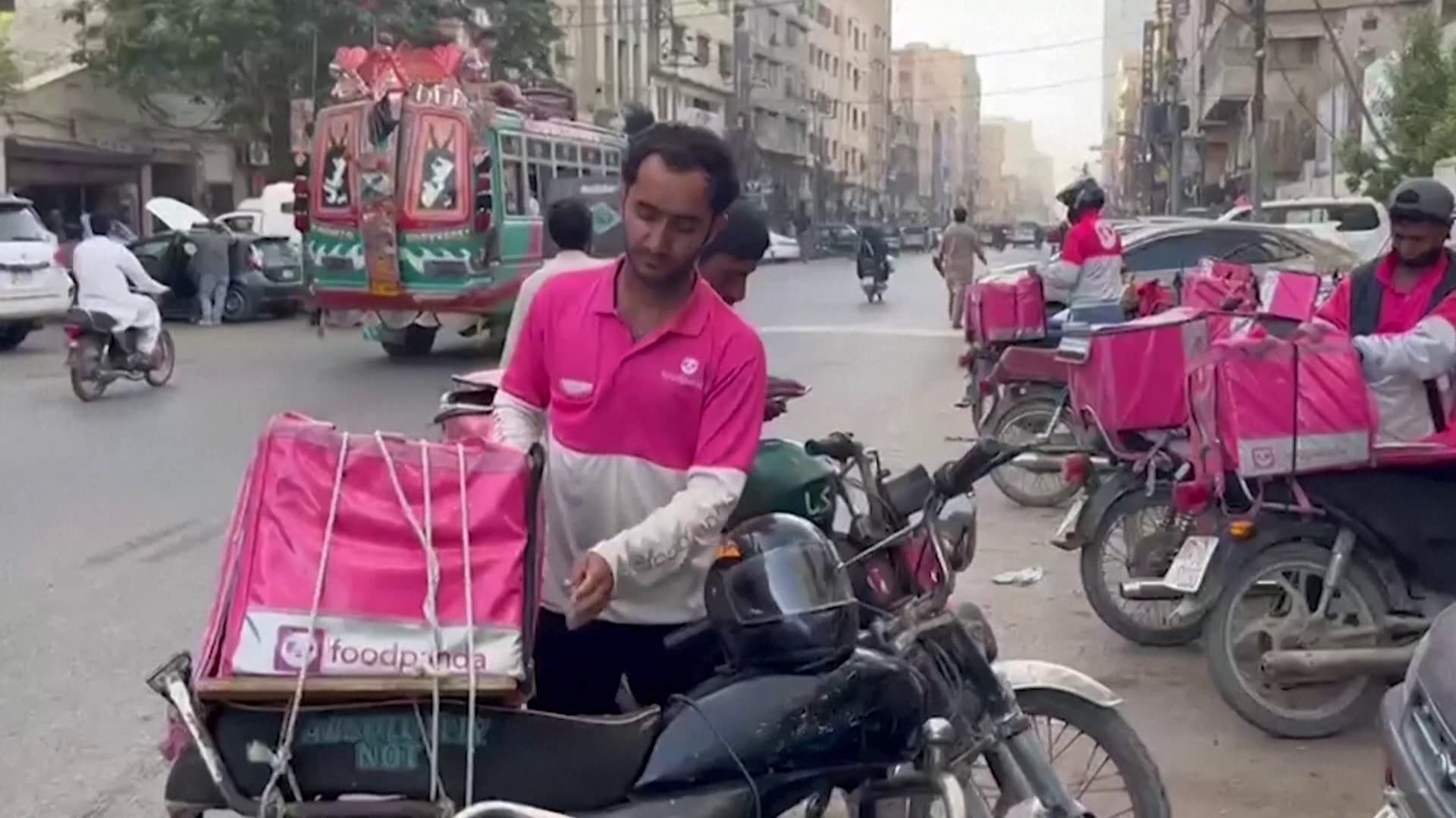 மேற்காசியா போரால் பாகிஸ்தானில் பெட்ரோல் விலை கடுமையாக உயர்வு.. உணவு விநியோ பணியாளர்கள் பாதிப்பு..!