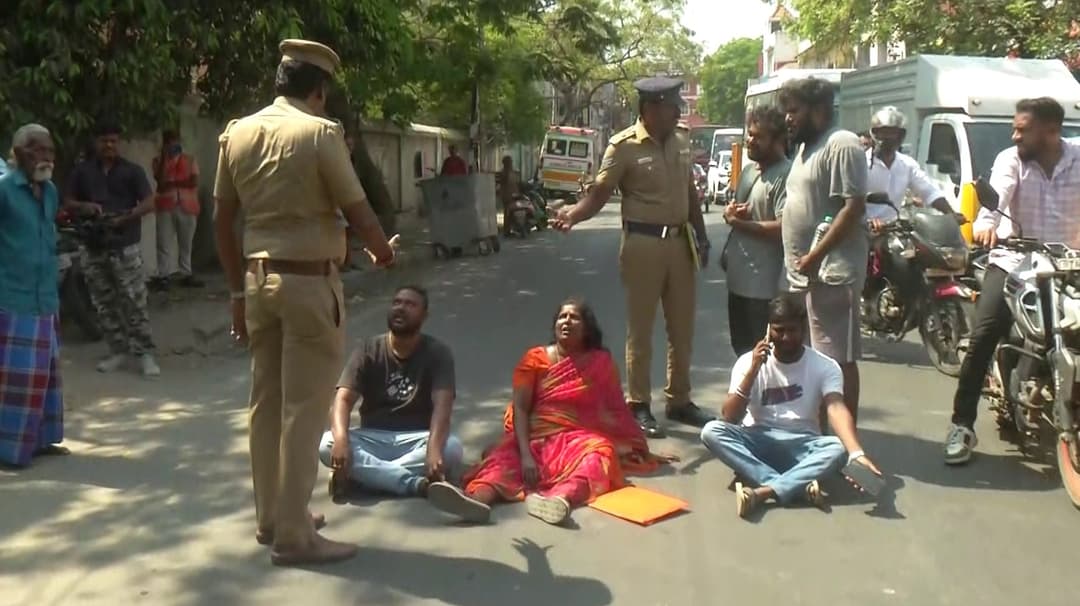 கருத்தரிப்பு மையத்தில் தவறான சிகிச்சையில் பெண் உயிரிழப்பு.. உறவினர்கள் சாலை மறியல்..!