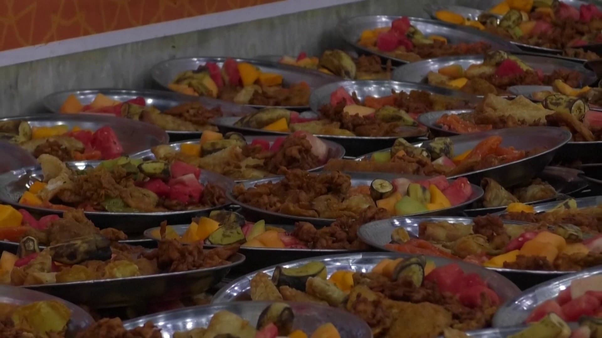 தனியார் தொண்டு நிறுவனங்கள் சார்பில் ரம்ஜான் இலவச உணவு