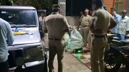 வீட்டில் பதுக்கப்பட்டிருந்த ரூ.1 கோடி மதிப்பு கஞ்சா பறிமுதல்