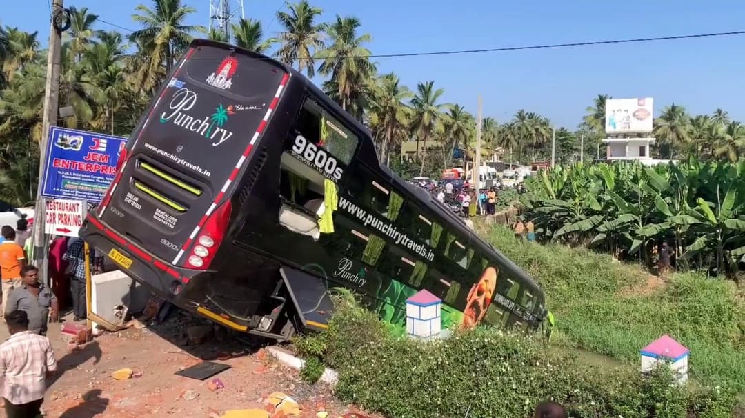 பைக் மீது ஆம்னி பேருந்து மோதி 2 பேர் பலி