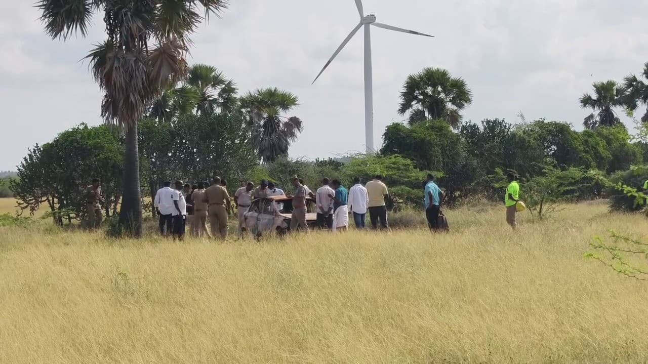 காட்டுப் பகுதியில் எரிந்து கருகிய நிலையில் நின்றிருந்த கார்.! காருக்குள் அடையாளம் தெரியாமல் கிடந்த 4 சடலங்கள்..!