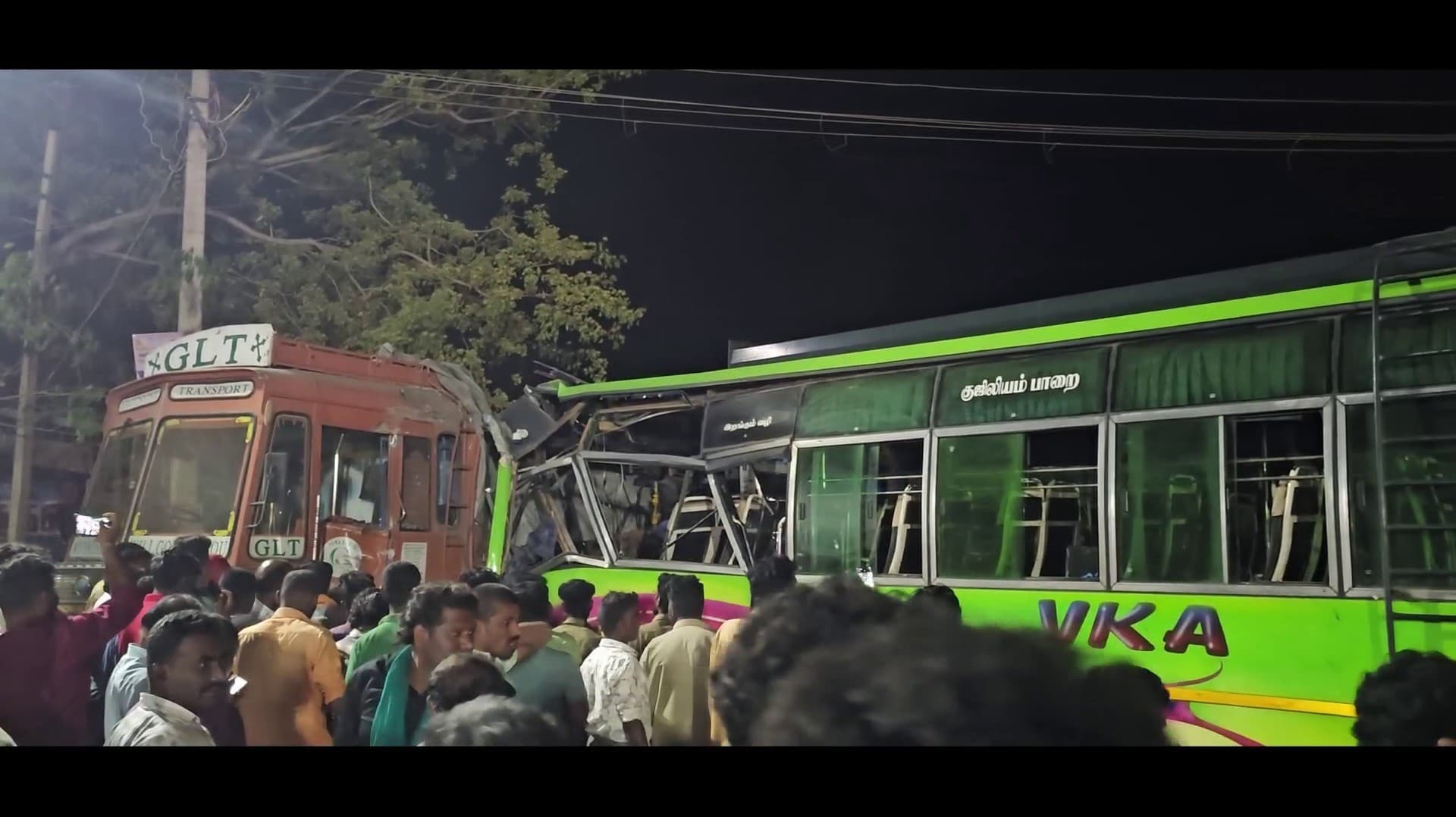 லாரி மீது தனியார் பேருந்து மோதி விபத்து.. 20-க்கும் மேற்பட்டோர் காயம்