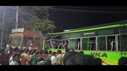 லாரி மீது தனியார் பேருந்து மோதி விபத்து.. 20-க்கும் மேற்பட்டோர் காயம்