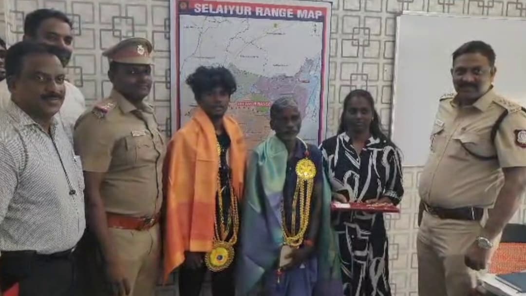 சாலையில் கிடந்த நகைப்பையை போலீசாரிடம் ஒப்படைத்த கூலி தொழிலாளி..