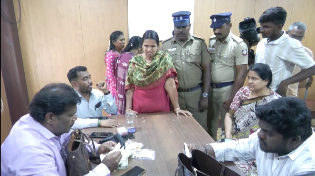 பழைய நகைகளை மாற்றி விட்டு புதிய நகை வாங்குவதற்காக எடுத்து வரப்பட்ட 34 சவரன் நகை உரிய ஆவணங்கள் இல்லையெனக் கூறி பறிமுதல்..