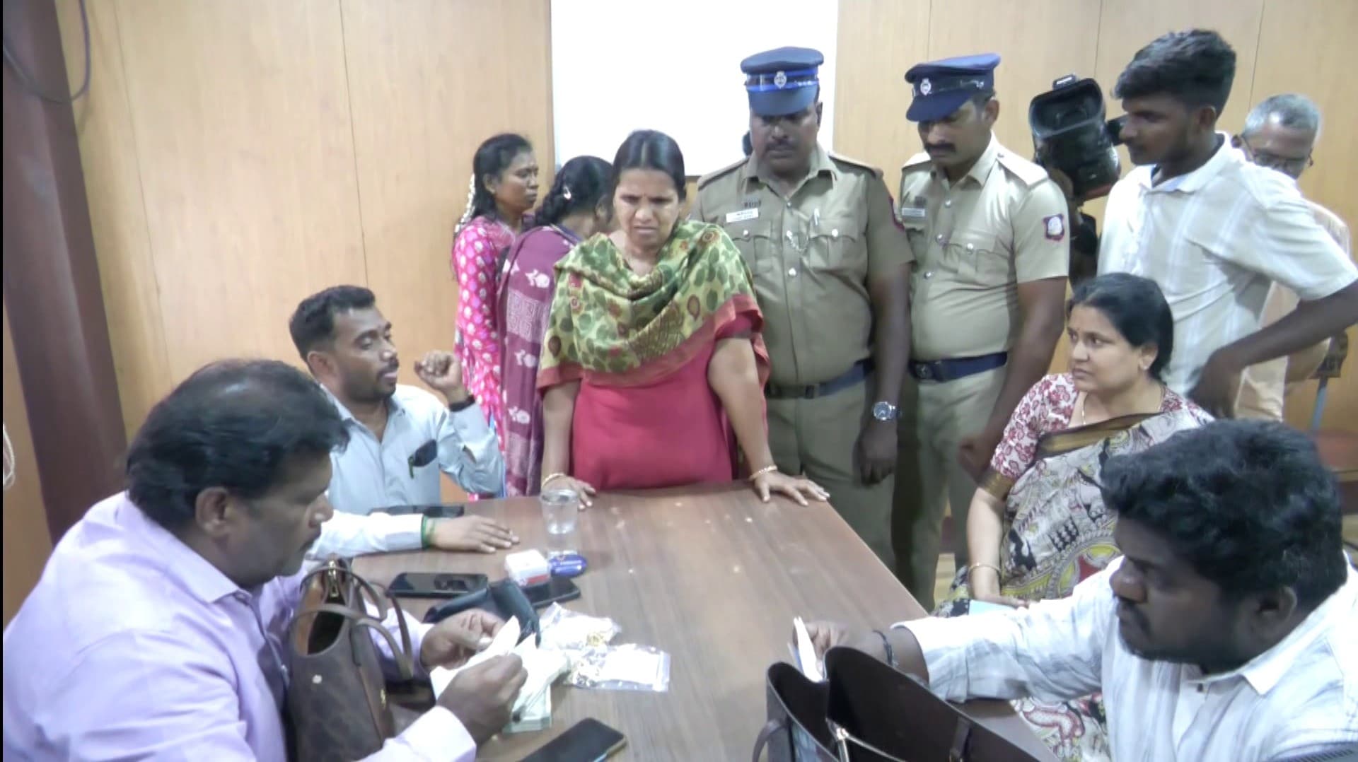 பழைய நகைகளை மாற்றி விட்டு புதிய நகை வாங்குவதற்காக எடுத்து வரப்பட்ட 34 சவரன் நகை உரிய ஆவணங்கள் இல்லையெனக் கூறி பறிமுதல்..