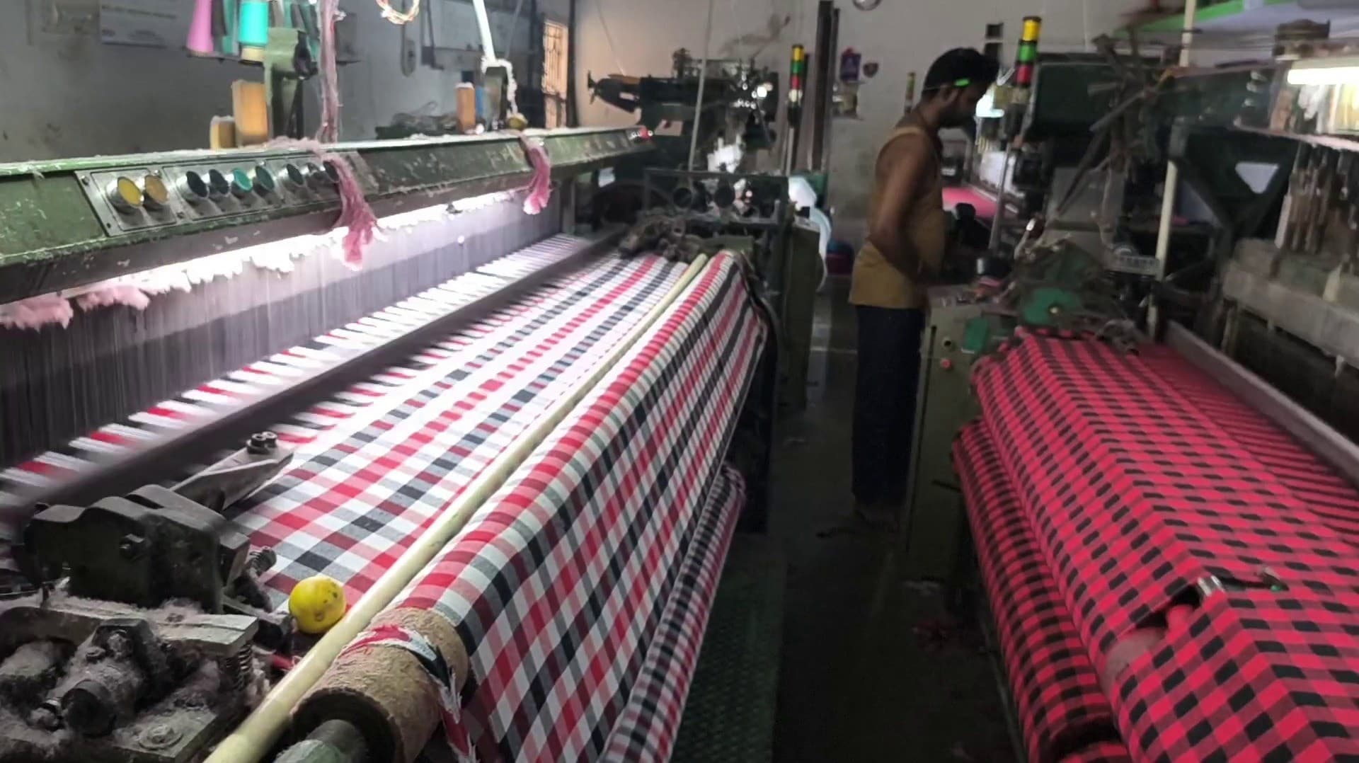 கட்சிகளின் கொடி நிற பார்டரில் வேட்டி, சேலை, துண்டு தயாரிப்பு தீவிரம்.. தேர்தல் நடத்தை விதிமுறைகளால் ஜவுளியை கொண்டு செல்வதில் சிரமம்