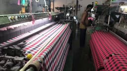 கட்சிகளின் கொடி நிற பார்டரில் வேட்டி, சேலை, துண்டு தயாரிப்பு தீவிரம்.. தேர்தல் நடத்தை விதிமுறைகளால் ஜவுளியை கொண்டு செல்வதில் சிரமம்